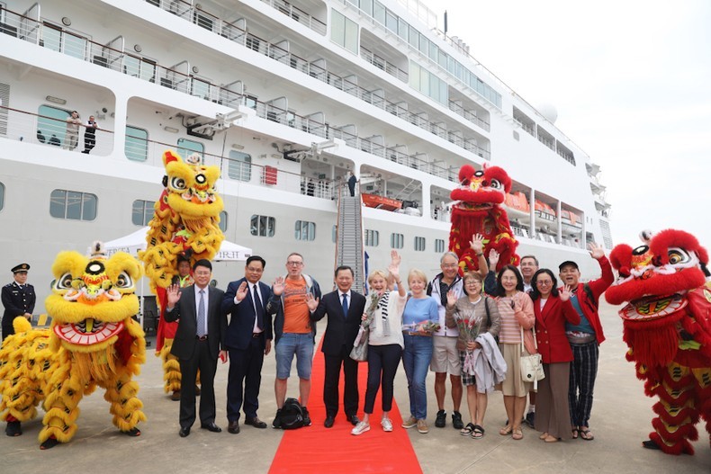 Quảng Ninh đón đoàn khách du lịch quốc tế xông đất đầu năm