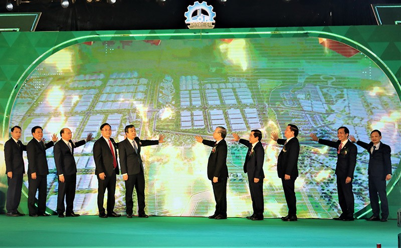 Các đại biểu cùng nhà đầu tư thực hiện nghi thức động thổ Khu công nghiệp Hải Long (Khu kinh tế Thái Bình).