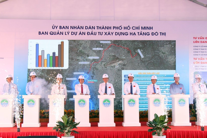 Bí thư Thành ủy TP HCM Nguyễn Văn Nên cùng các đại biểu thực hiện nghi thức khởi công dự án. 