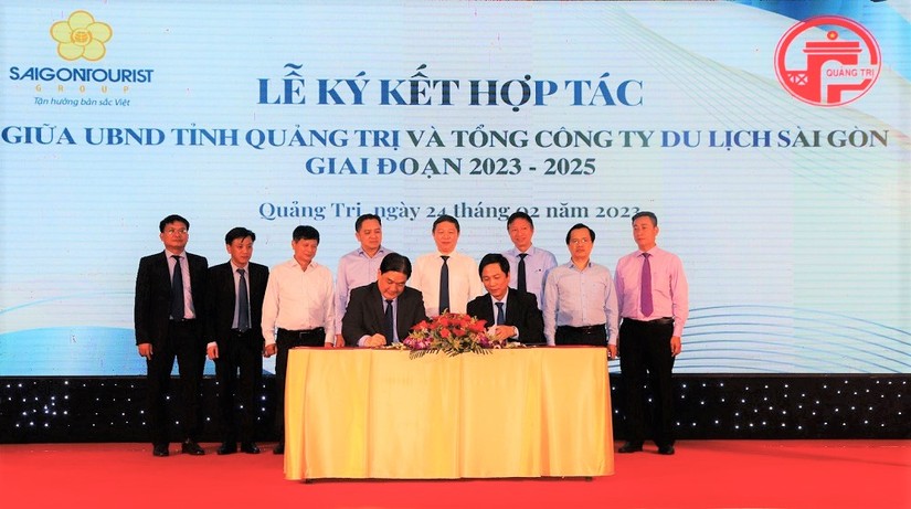Lãnh đạo Saigontourist và UBND tỉnh Quảng Trị ký kết hợp tác.