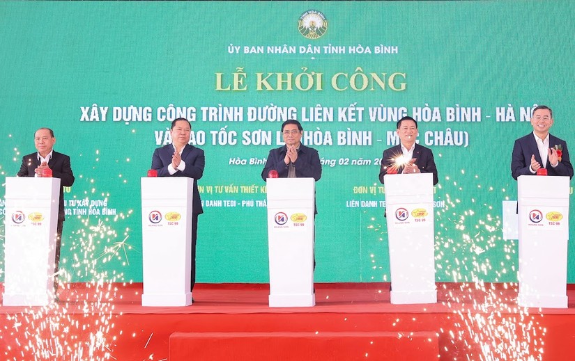 Thủ tướng Phạm Minh Chính và các đại biểu thực hiện nghi thức khởi công đường liên kết vùng Hòa Bình - Hà Nội và cao tốc Sơn La (Hòa Bình - Mộc Châu). Ảnh: VGP