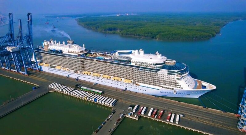 Siêu tàu du lịch trong Top 10 thế giới đưa 3.800 khách đến Việt Nam