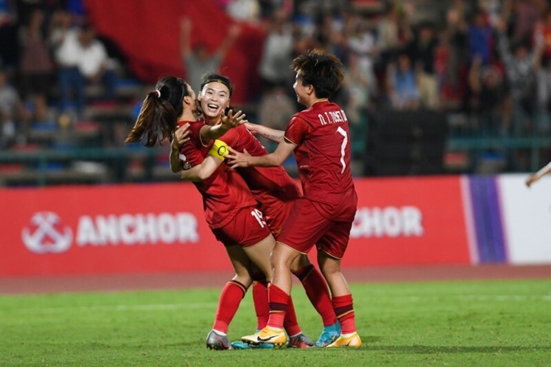 Các nữ cầu thủ đội tuyển Việt Nam ăn mừng sau pha ghi bàn vào lưới Myanmar.