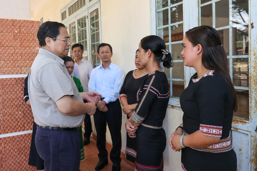 Thủ tướng Phạm Minh Chính thăm hỏi, động viên giáo viên Trường Phổ thông Dân tộc nội trú huyện Tu Mơ Rông. Ảnh: VGP
