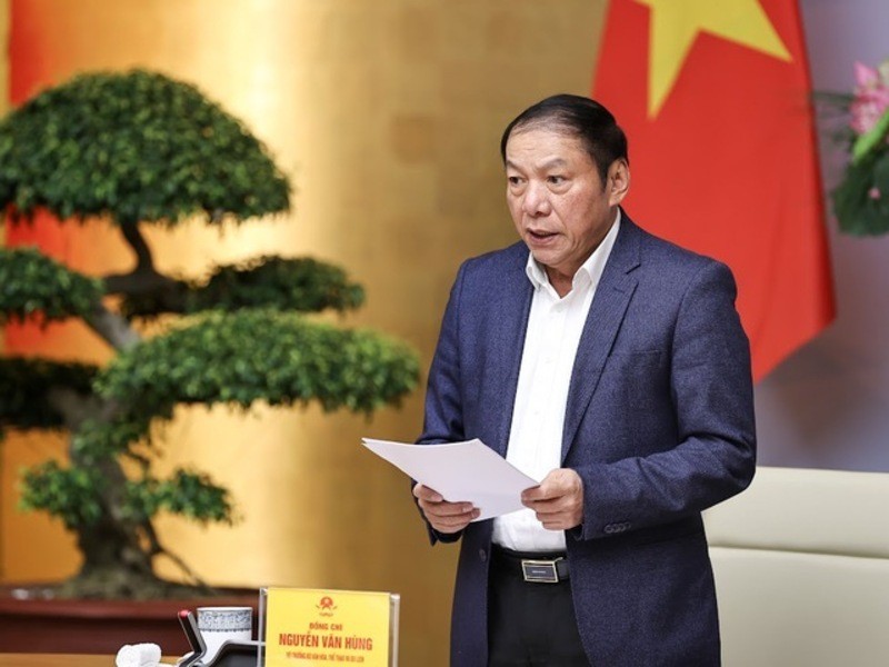 Bộ trưởng Văn hóa, Thể thao và Du lịch Nguyễn Văn Hùng báo cáo thực trạng hoạt động du lịch thời gian qua. Ảnh: VGP.