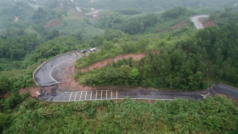 Một đoạn quốc lộ 15D lên cửa khẩu quốc tế La Lay bị sụt lún. Ảnh: Quangtri.gov