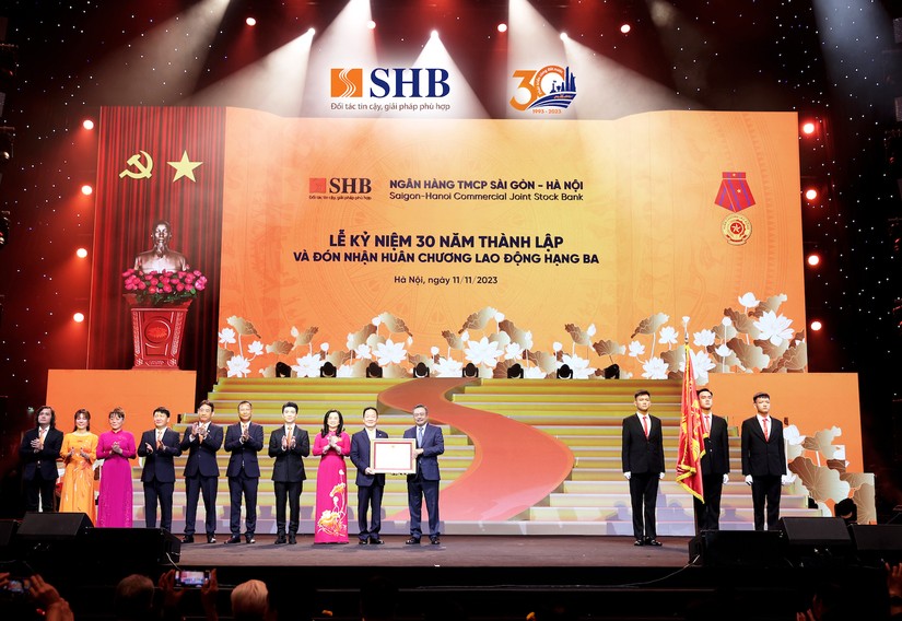 Ủy viên Ban Chấp hành Trung ương Đảng, Phó Bí thư Thành ủy, Chủ tịch UBND TP Hà Nội thay mặt Đảng và Nhà nước trao Huân chương Lao động hạng Ba cho Ngân hàng SHB.