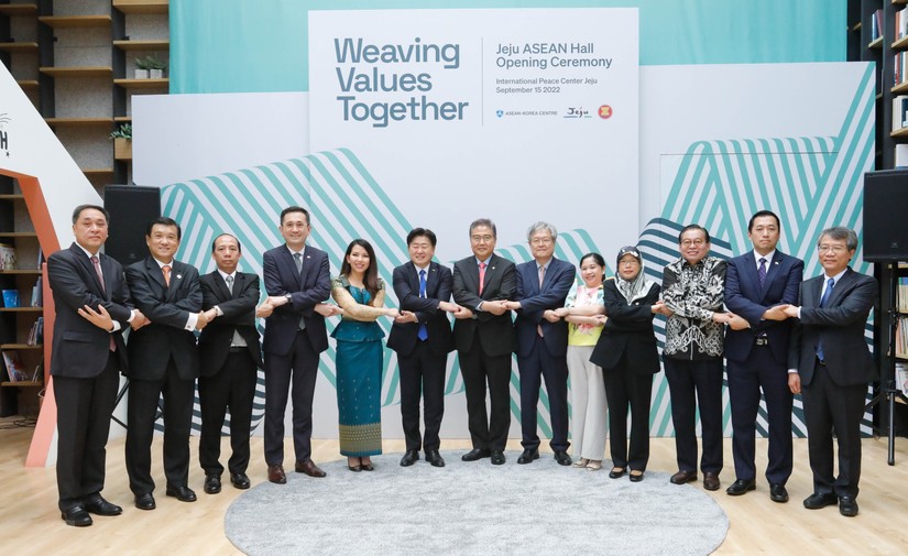Bộ trưởng Bộ Ngoại giao Park Jin, Tổng thư ký Kim Hae-yong của Trung tâm ASEAN - Hàn Quốc, Thống đốc tỉnh Jeju Oh Young-hun và các Đại sứ ASEAN tại Hàn Quốc chụp ảnh lưu niệm tại Lễ khai trương ASEAN Hall ở Jeju. Ảnh: TTXVN