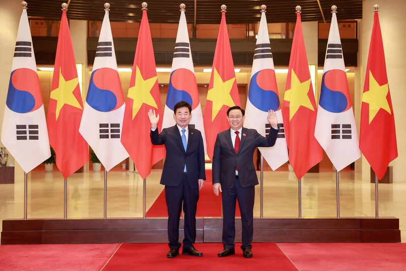 Chủ tịch Quốc hội Vương Đình Huệ và Chủ tịch Quốc hội Hàn Quốc Kim Jin Pyo. Ảnh: quochoi.vn