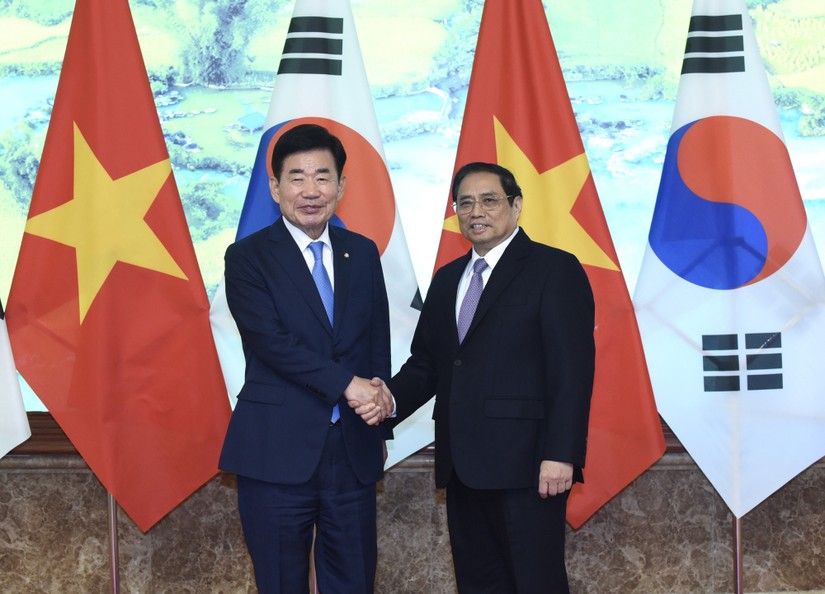 Thủ tướng Phạm Minh Chính và Chủ tịch Quốc hội Hàn Quốc Kim Jin Pyo. Ảnh: VGP