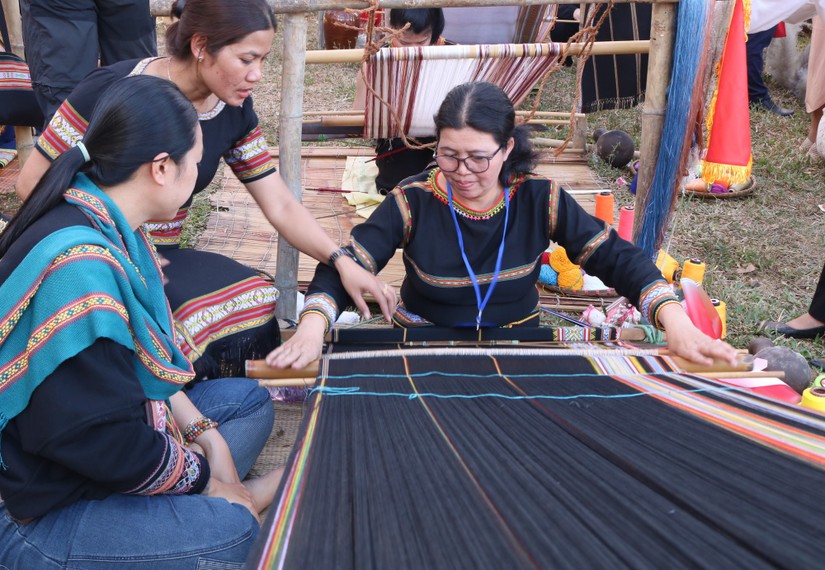 Hoạt động dệt thổ cẩm và trình diễn trang phục thổ cẩm truyền thống tại Làng du lịch cộng đồng Kon Jơ Dri. Ảnh: VGP