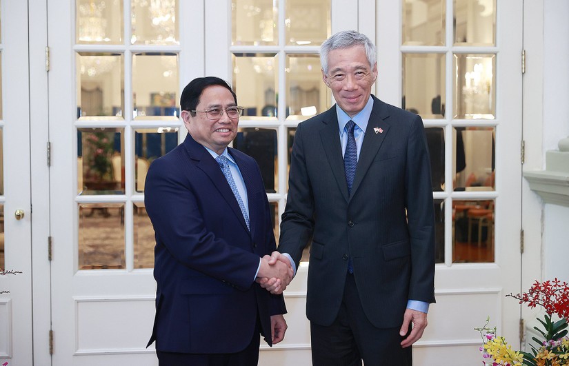 Thủ tướng Phạm Minh Chính và Thủ tướng Singapore Lý Hiển Long hội đàm trong chuyến thăm chính thức Singapore ngày 9/2. Ảnh: VGP
