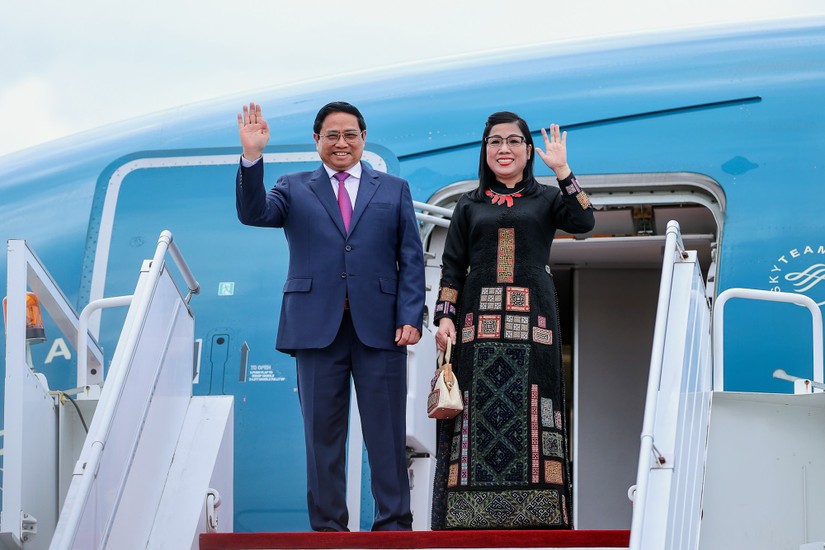 Thủ tướng Phạm Minh Chính và Phu nhân cùng Đoàn đại biểu cấp cao Việt Nam đã tới Sân bay quốc tế Brunei, bắt đầu chuyến thăm chính thức Brunei Darussalam từ ngày 10/2 - 11/2 theo lời mời của Quốc vương Brunei Darussalam Sultan Haji Hassanal Bolkiah. Ảnh: VGP