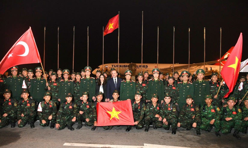Đoàn Quân đội Nhân dân Việt Nam lên đường tới thực hiện nhiệm vụ tại Thổ Nhĩ Kỳ. Ảnh: QPVN