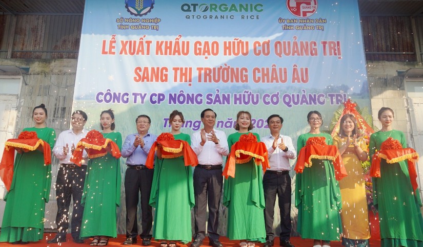 Lãnh đạo UBND tỉnh Quảng Trị tham dự lễ xuất khẩu 15 tấn gạo hữu cơ Quảng Trị đầu tiên sang thị trường châu Âu. Ảnh: VGP