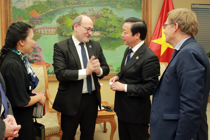 Phó Thủ tướng Trần Hồng Hà trao đổi với ông Remy Rioux, Tổng Giám đốc Cơ quan Phát triển Pháp về những vấn đề đặt ra trong quá trình chuyển dịch năng lượng ở Việt Nam. Ảnh: VGP