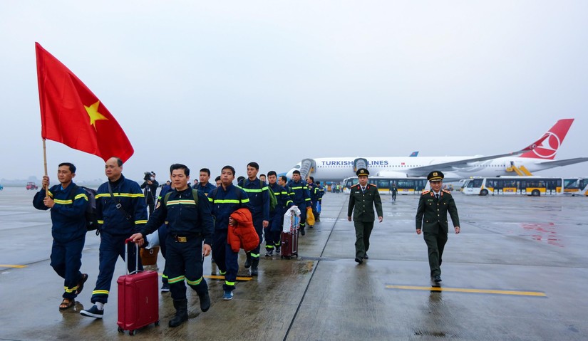 Đội tìm kiếm cứu nạn và cứu hộ Bộ Công an hoàn thành nhiệm vụ tại Thổ Nhĩ Kỳ, về đến sân bay quốc tế Nội Bài. Ảnh: Báo CAND