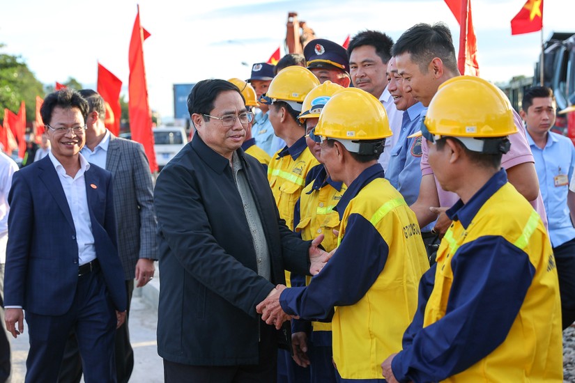 Thủ tướng Phạm Minh Chính thăm hỏi, động viên, chúc Tết chúc Tết cán bộ, công nhân viên tham gia dự án nâng cấp tuyến đường sắt Nha Trang - Sài Gòn. Ảnh: VGP