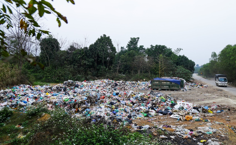 Bãi rác Xuân Sơn bị chặn khiến 43.000 tấn rác của các huyện ngoại thành Hà Nội bị ùn ứ, gây ô nhiễm môi trường.