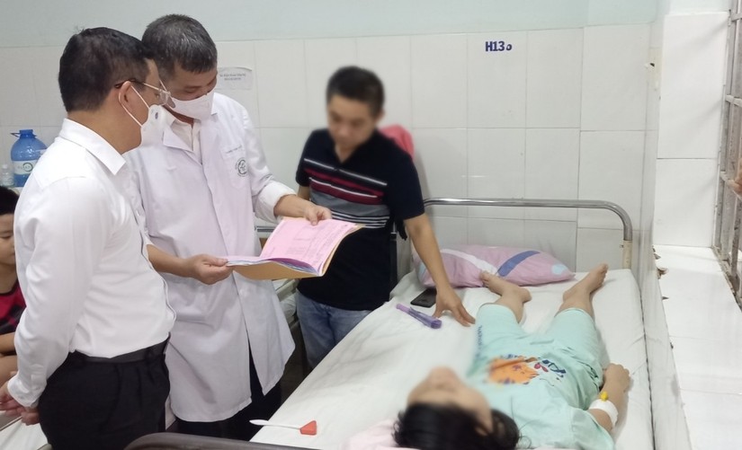 Đoàn công tác Bộ Y tế kiểm tra hồ sơ và phác đồ điều trị bệnh nhân ngộ độc trong vụ việc học sinh Trường Ischool bị ngộ độc ở TP Nha Trang. 