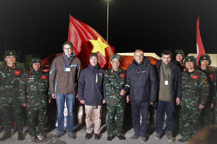 Đoàn cứu hộ, cứu nạn của Quân đội nhân dân Việt Nam với các lực lượng tiếp nhận của Thổ Nhĩ Kỳ. Ảnh: TTXVN