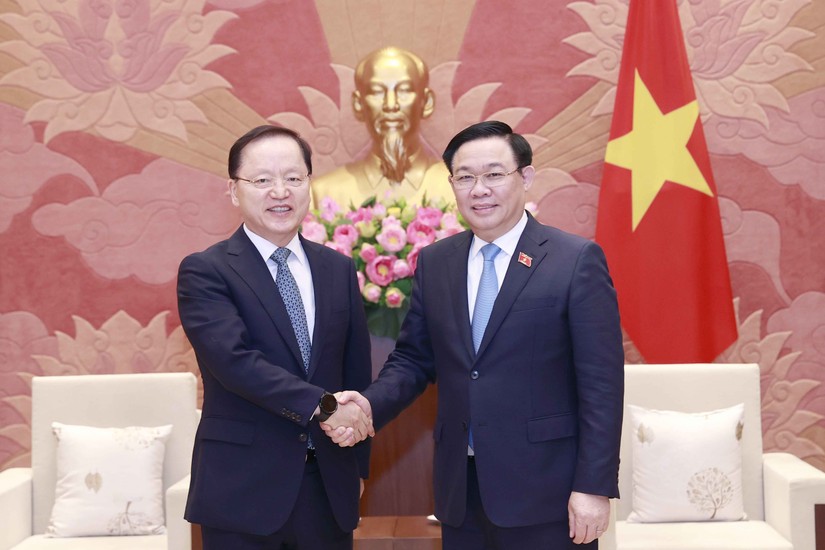 Chủ tịch Quốc hội Vương Đình Huệ tiếp Tổng Giám Tập đoàn Samsung Electronics Park Hark Kyu. Ảnh: TTXVN