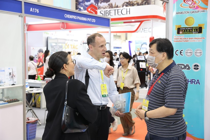 Du khách nước ngoài tham quan và trao đổi với doanh nghiệp tại Triển lãm Vietnam Medi-Pharm 2023. 