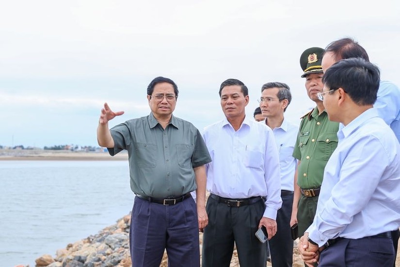 Thủ tướng Phạm Minh Chính đi kiểm tra tình hình thực hiện các dự án bến cảng 3, 4, 5, 6 tại Lạch Huyện. Ảnh: VGP