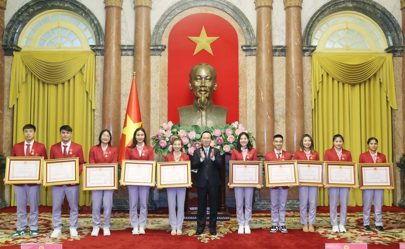 Chủ tịch nước Võ Văn Thưởng đã trao Huân chương cho các vận động viên khác của Đoàn đã đạt thành tích đặc biệt xuất sắc trong thi đấu. Ảnh: TTXVN