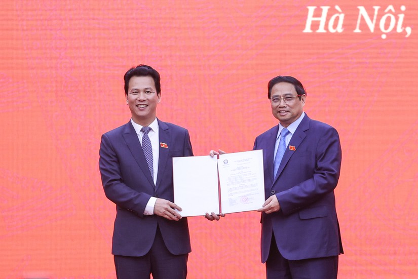 Thủ tướng Phạm Minh Chính trao Quyết định bổ nhiệm Bộ trưởng Tài nguyên và Môi Trường của Chủ tịch nước. Ảnh: VGP