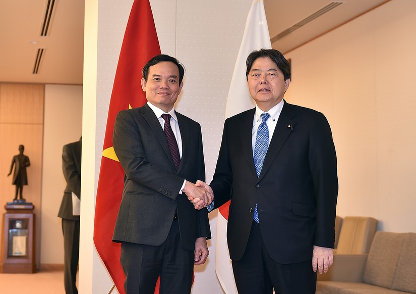 Phó Thủ tướng Trần Lưu Quang và Bộ trưởng Ngoại giao Nhật Bản Hayashi Yoshimasa. Ảnh: VGP