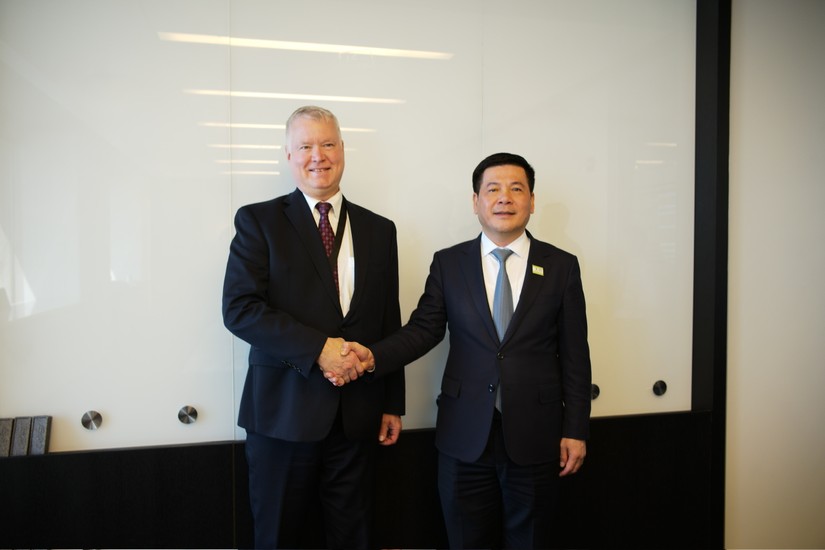 Bộ trưởng Công Thương Nguyễn Hồng Diên và ông Steve Biegun, Phó Chủ tịch cấp cao của Tập đoàn Boeing. Ảnh: Bộ Công Thương