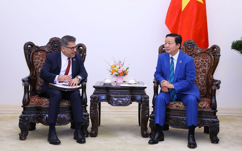 Phó Thủ tướng Trần Hồng Hà tiếp ông Nitin Kapoor, Chủ tịch kiêm Tổng Giám đốc Công ty Astra Zeneca. Ảnh: VGP