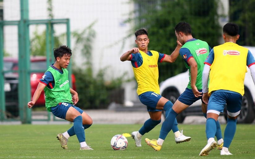 Các cầu thủ U23 Việt Nam tập luyện trước ngày lên đường sang Thái Lan đá trận giao hữu với U23 Bahrain tại Bangkok. Ảnh: VFF
