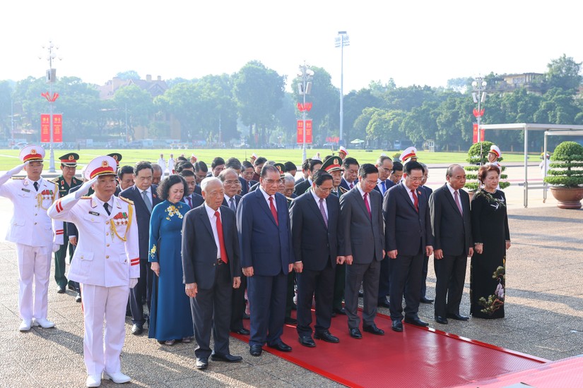 Đoàn đại biểu lãnh đạo Đảng, Nhà nước và Ủy ban Trung ương MTTQ Việt Nam vào Lăng viếng Chủ tịch Hồ Chí Minh nhân dịp Quốc khánh. Ảnh: VGP