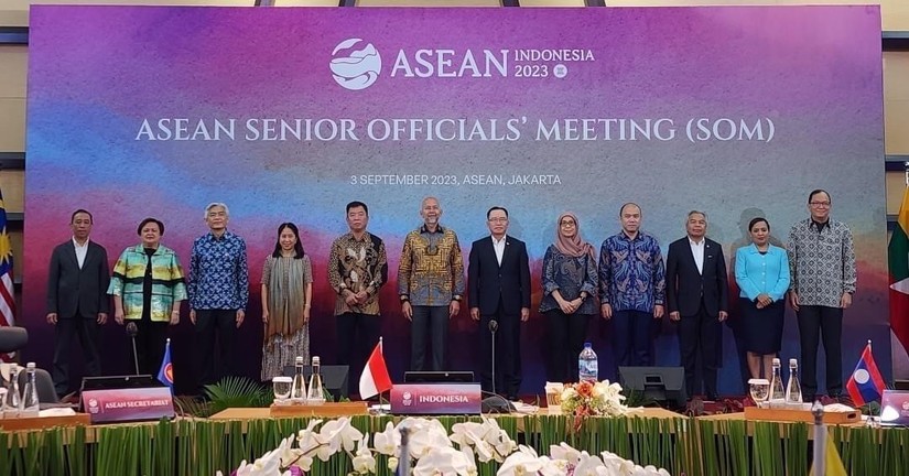 Các quan chức cao cấp (SOM) ASEAN tham dự Hội nghị chụp ảnh lưu niệm. Ảnh: TTXVN 