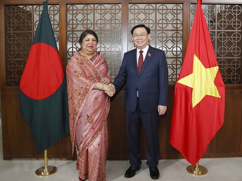 Chủ tịch Quốc hội Vương Đình Huệ và Chủ tịch Quốc hội Bangladesh. Ảnh: TTXVN
