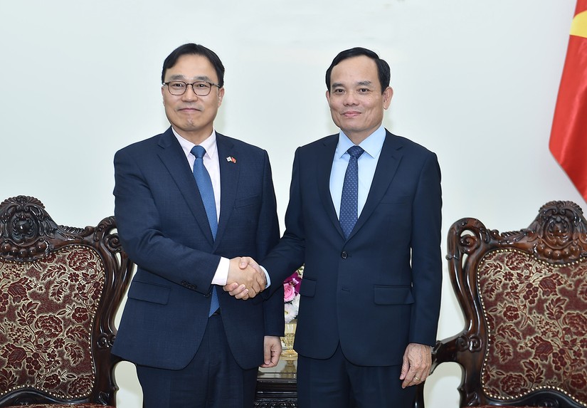 Phó Thủ tướng Trần Lưu Quang và Đại sứ Hàn Quốc Choi Youngsam. Ảnh: VGP