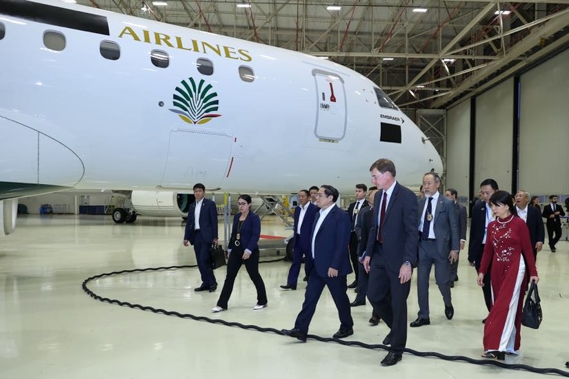 Thủ tướng Chính phủ Phạm Minh Chính tới thăm, làm việc với Tập đoàn hàng không vũ trụ Embraer. Ảnh: VGP
