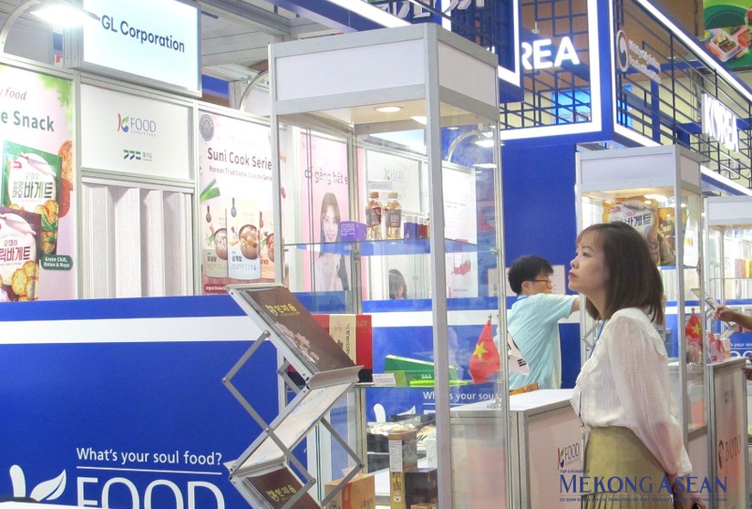 Nổi bật tại triển lãm Vietfood & Beverage - Propack 2023 là gian hàng quốc gia Hàn Quốc với các sản phẩm đặc trưng của xứ sở kim chi. Ảnh: Anh Thư