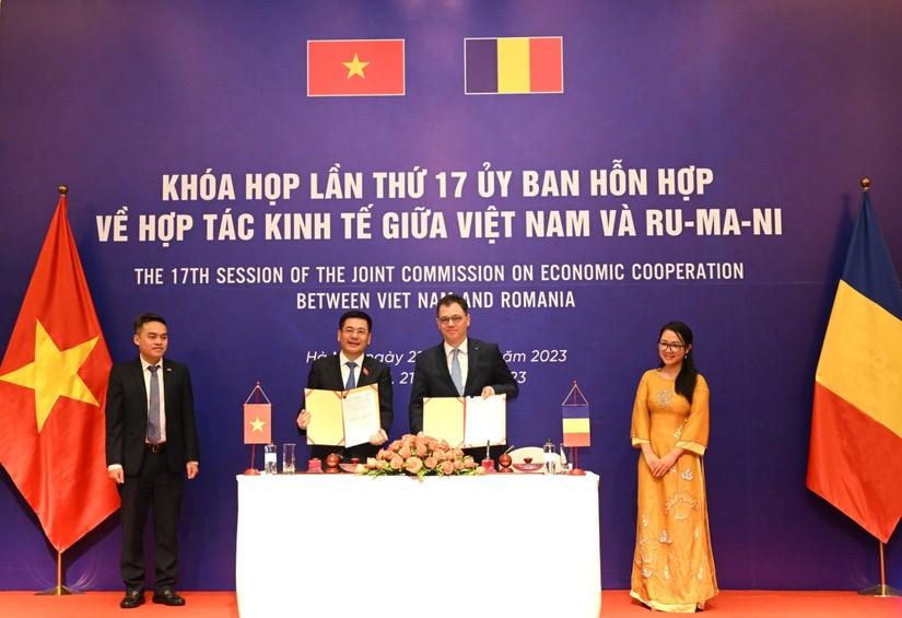 Bộ trưởng Nguyễn Hồng Diên và Bộ trưởng Stefan Radu Oprea ký Biên bản Khóa họp lần thứ 17 của Ủy ban hỗn hợp. Ảnh: Bộ Công Thương 