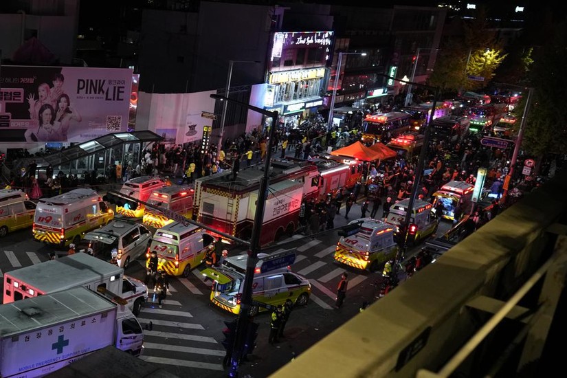 Các xe cấp cứu xếp hàng dài trên đường phố Itaewon. Ảnh: Reuters