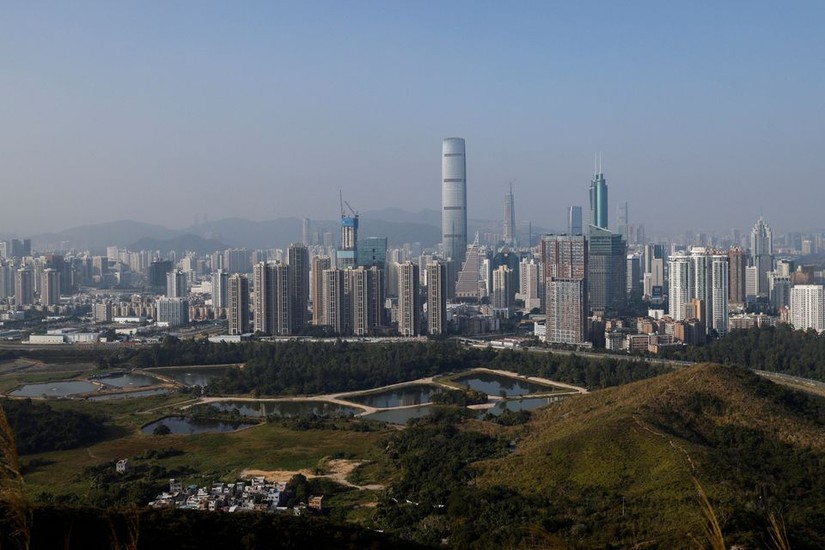 Những ngôi nhà làng ở biên giới Hong Kong đối diện với những tòa nhà chọc trời ở Thâm Quyến, Trung Quốc. Ảnh: Reuters