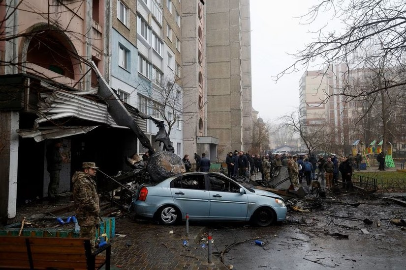Khung cảnh đổ nát trong vụ trực thăng rơi vào tòa chung cư ở Brovary, ngoại ô thủ đô Kiev, Ukraine. Ảnh: Reuters