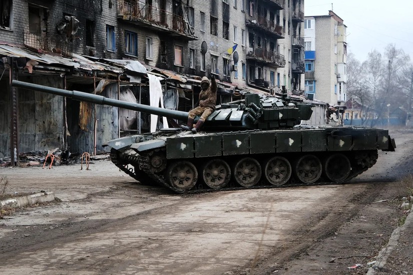 Một chiếc xe tăng Ukraine tiến vào thị trấn Siversk, Ukraine. Ảnh: Getty Images