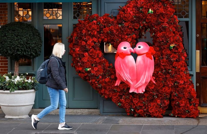 Các chi phí cho ngày Valentine năm nay đều tăng vọt. Ảnh: Reuters