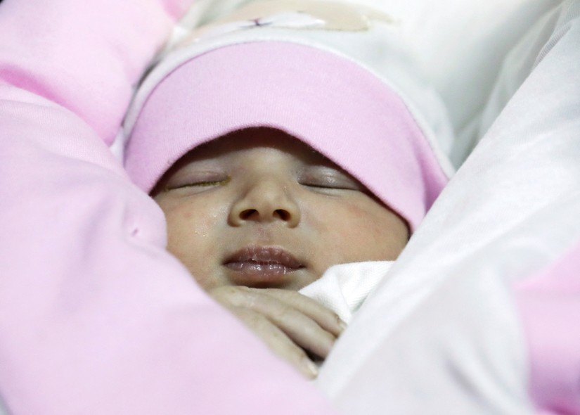Em bé Syria sống sót thần kỳ trong trận động đất. Ảnh: Reuters