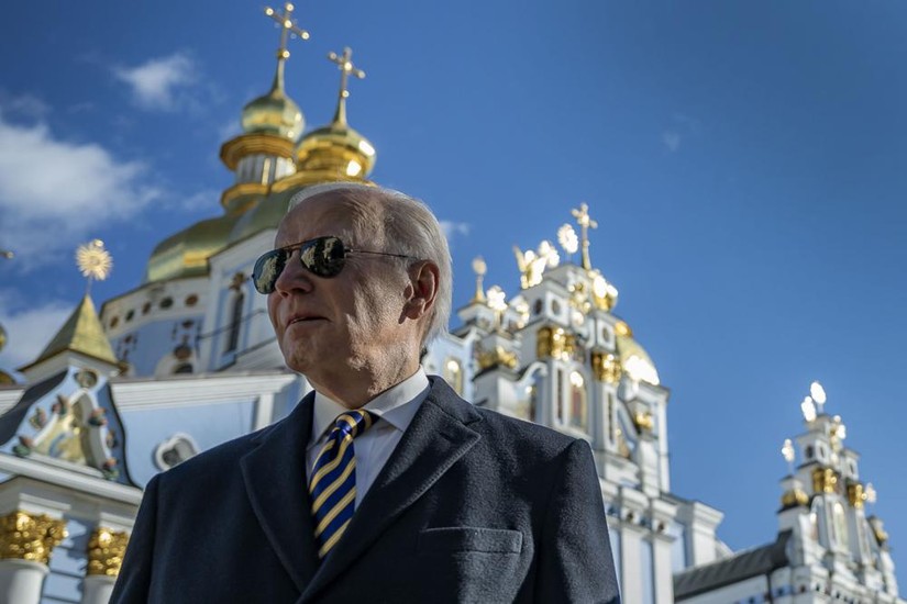 Tổng thống Mỹ Joe Biden đứng trước nhà thờ Saint Michael, Kiev, ngày 20/2. Ảnh: AP