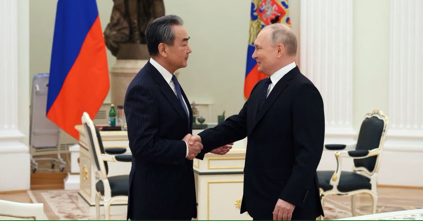 Tổng thống Nga Vladimir Putin tiếp nhà ngoại giao Trung Quốc Vương Nghị. Ảnh: Sputnik