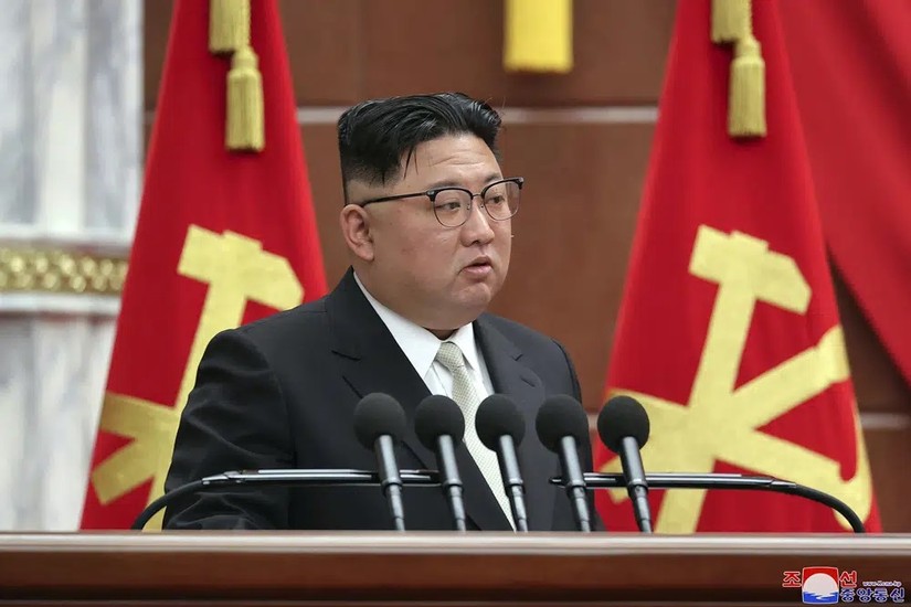 Nhà lãnh đạo Triều Tiên Kim Jong-un tại phiên họp toàn thể, ngày 27/2. Ảnh: Reuters